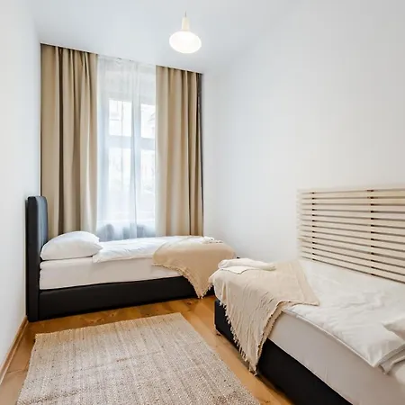 Two Bedroom Very Berry Apartment In Poznan With Desk By Noclegi Renters Exterior photo