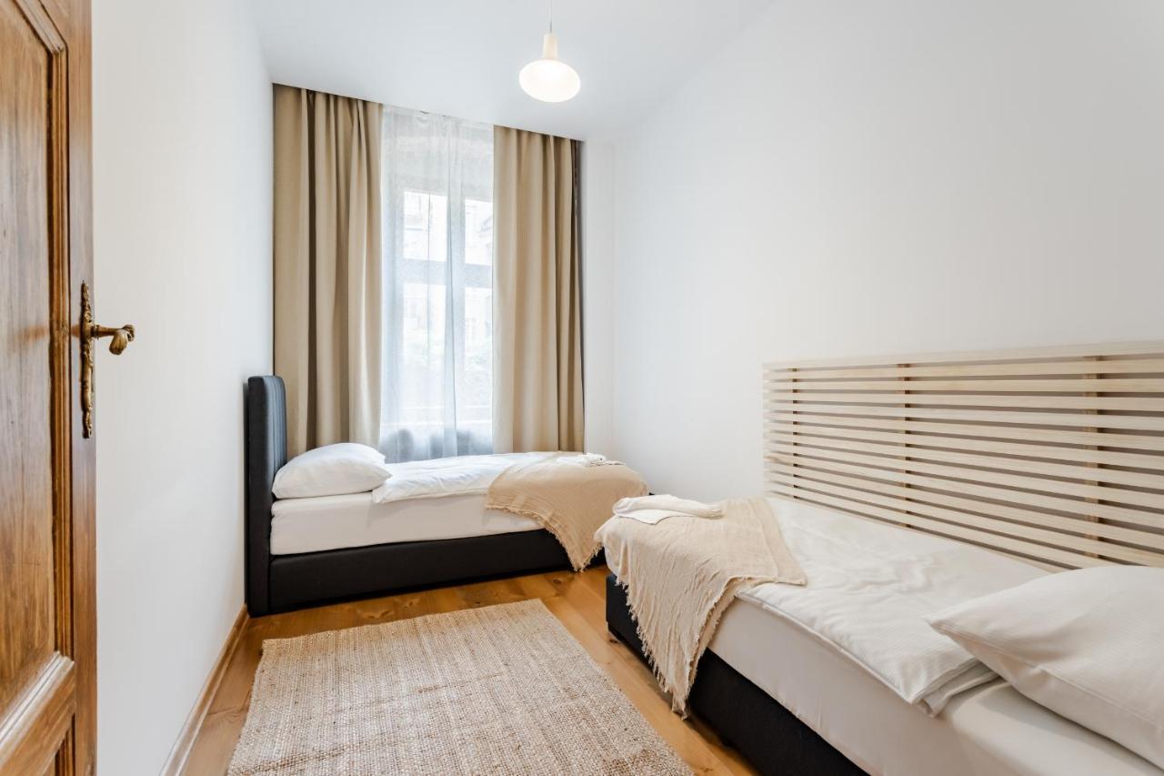 Two Bedroom Very Berry In With Desk By Renters Leilighet