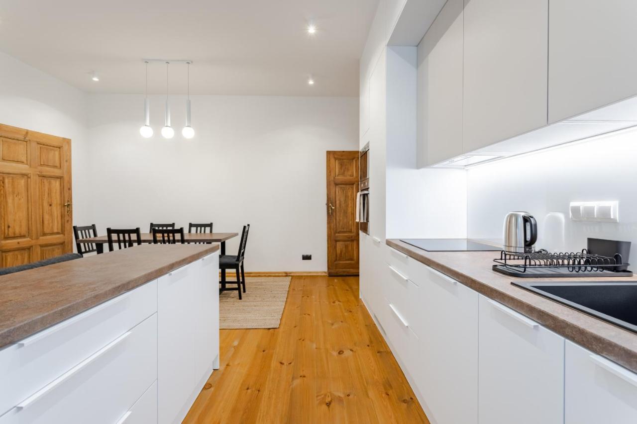Two Bedroom Very Berry In With Desk By Renters *