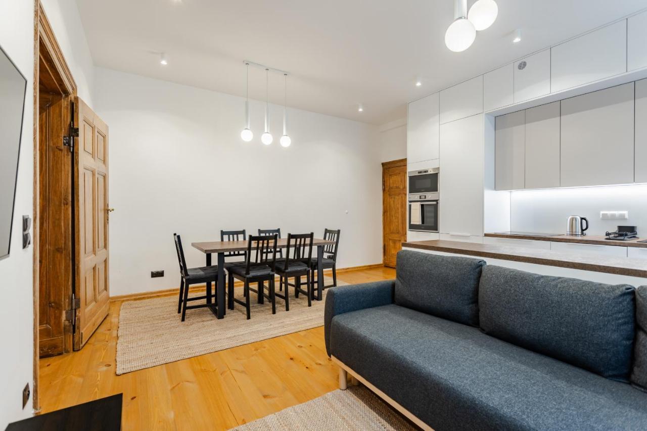 Two Bedroom Very Berry In With Desk By Renters