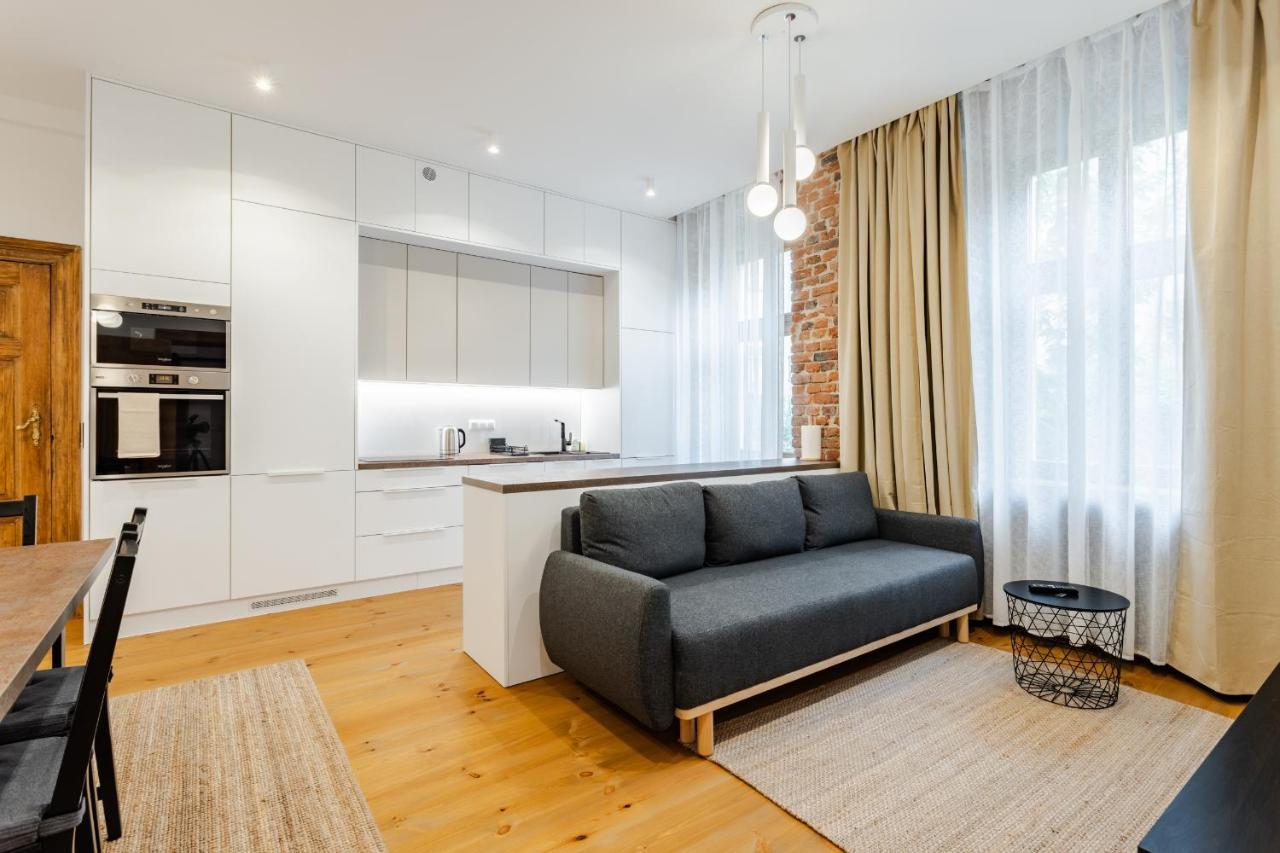 Leilighet Two Bedroom Very Berry In With Desk By Renters *