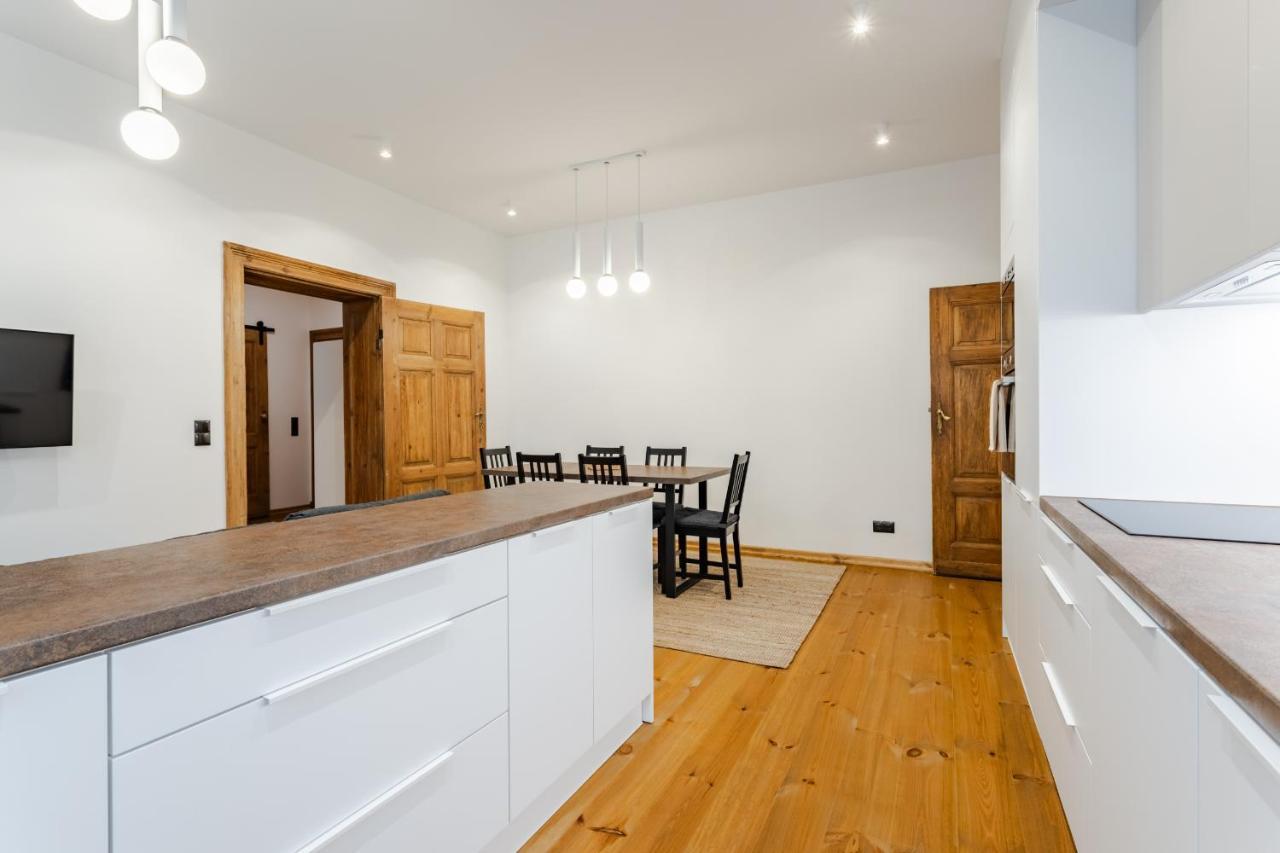 Leilighet Two Bedroom Very Berry In With Desk By Renters Poznań