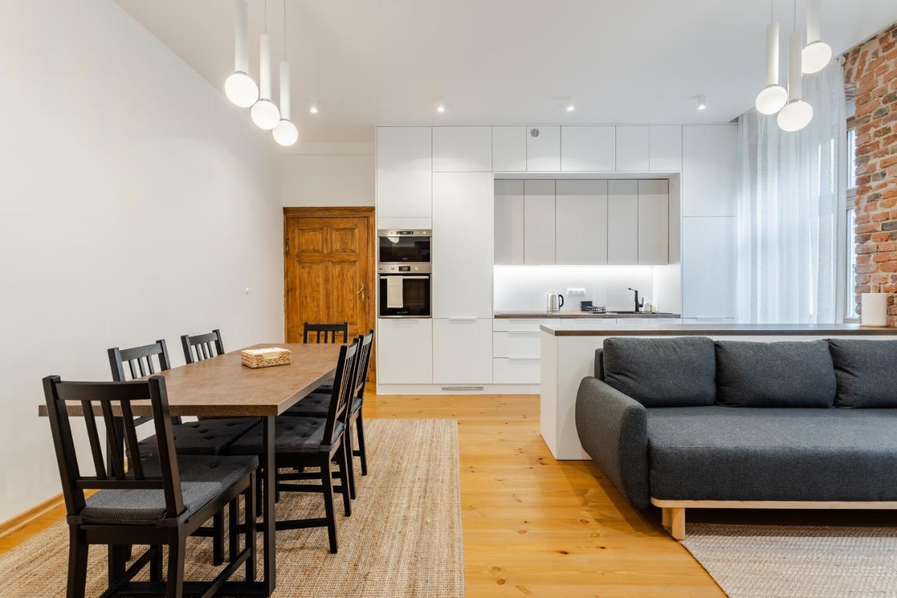 Leilighet Two Bedroom Very Berry In With Desk By Renters