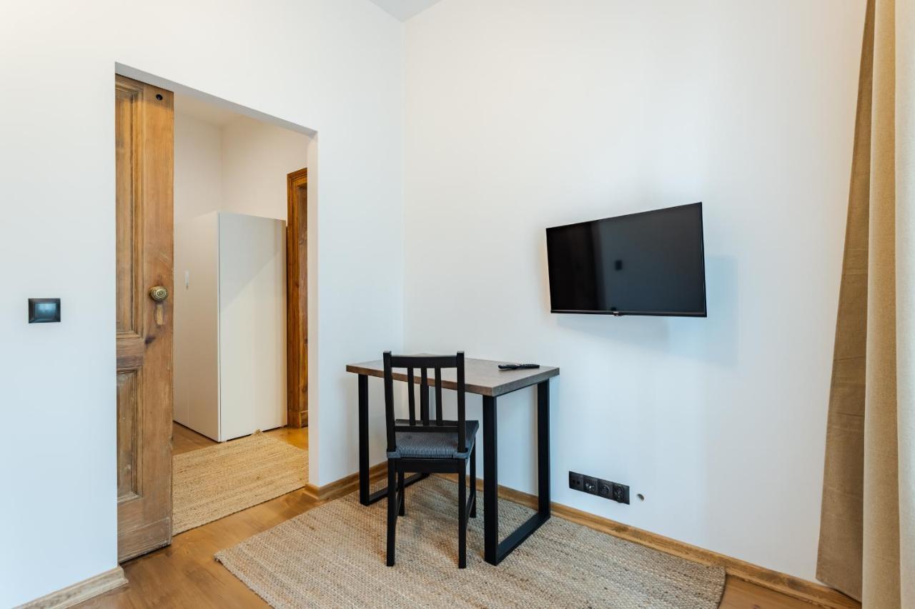 Two Bedroom Very Berry In With Desk By Renters Leilighet