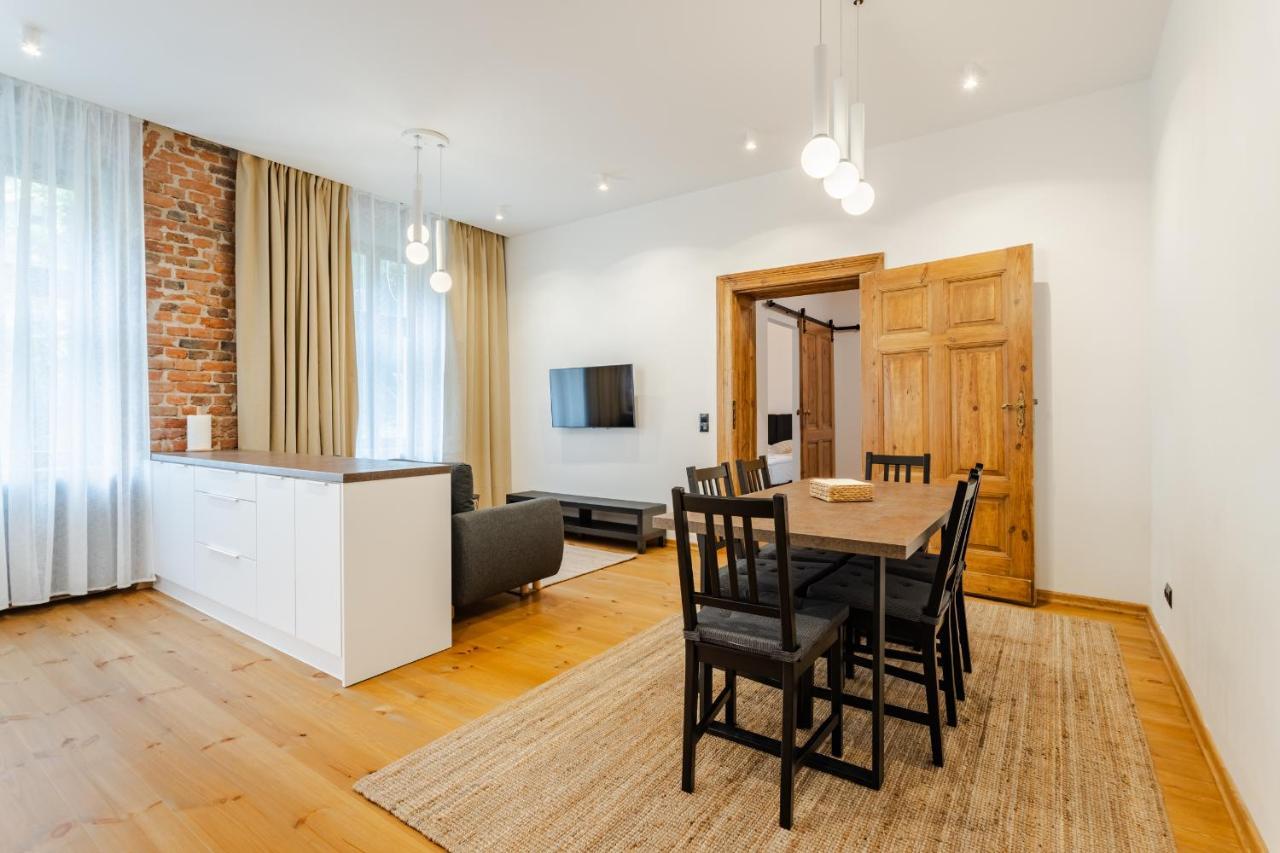 Two Bedroom Very Berry In With Desk By Renters Leilighet *