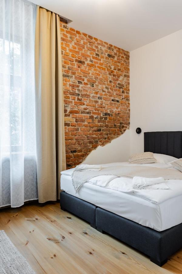 Two Bedroom Very Berry In With Desk By Renters * Poznań