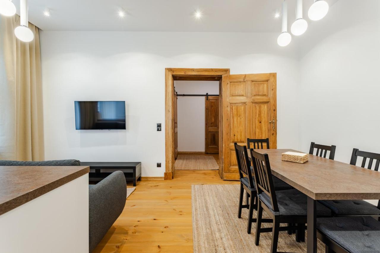 Two Bedroom Very Berry In With Desk By Renters * Poznań
