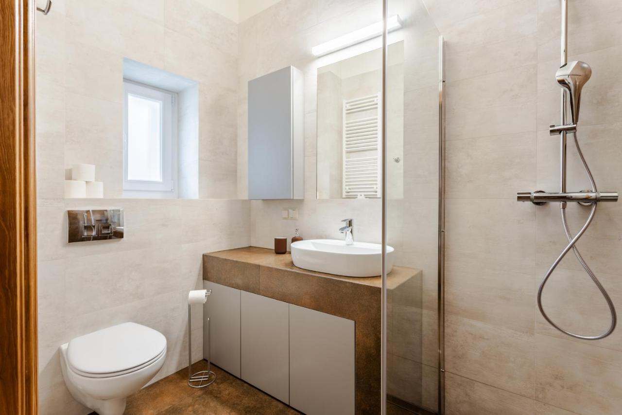 Two Bedroom Very Berry In With Desk By Renters Leilighet