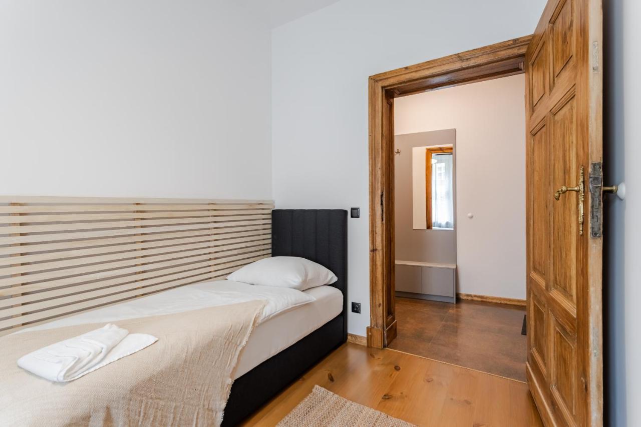 Leilighet Two Bedroom Very Berry In With Desk By Renters *