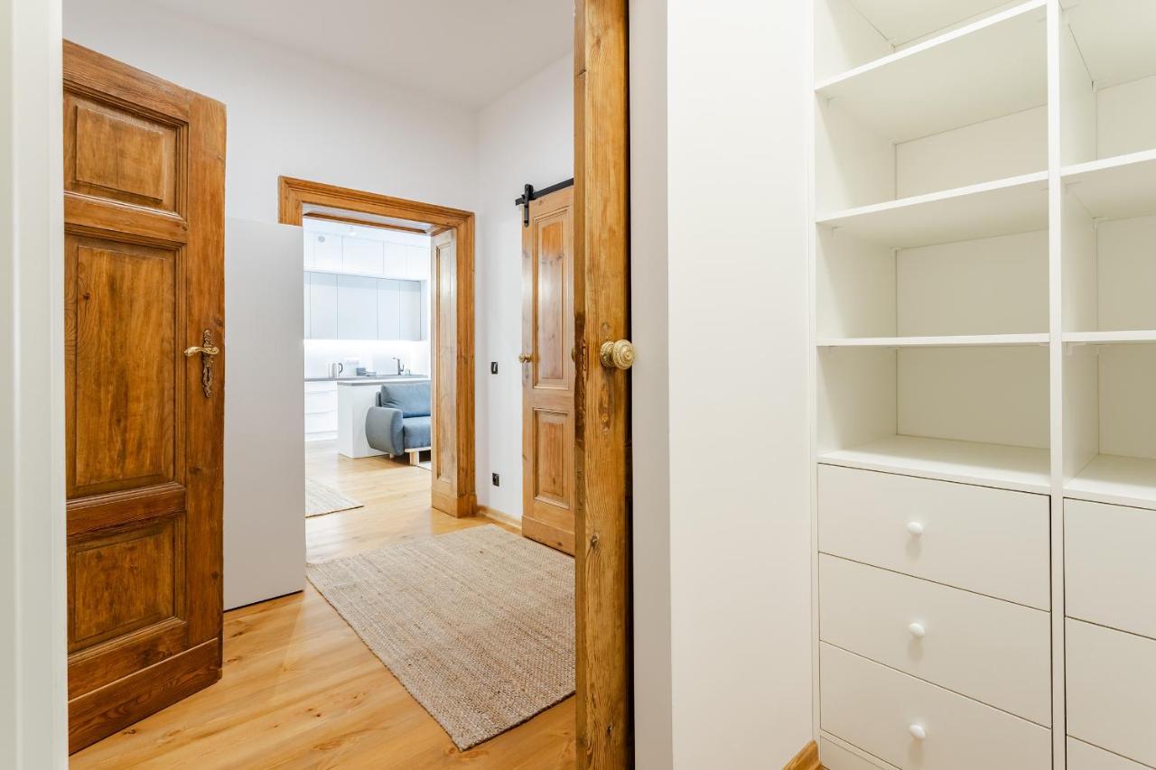 Two Bedroom Very Berry In With Desk By Renters Leilighet *