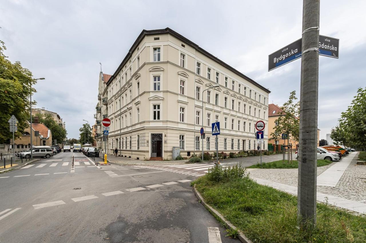 Leilighet Two Bedroom Very Berry In With Desk By Renters Poznań