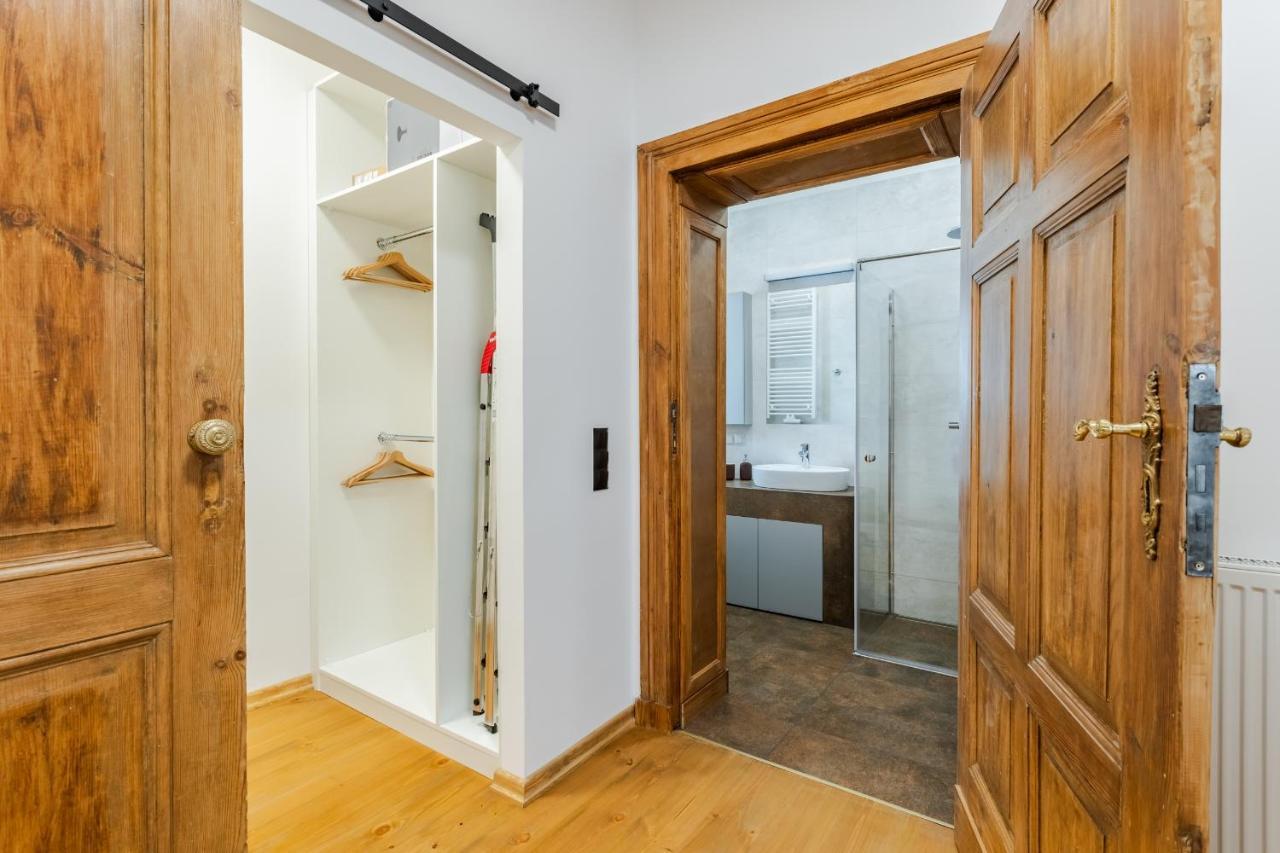 Two Bedroom Very Berry In With Desk By Renters Leilighet