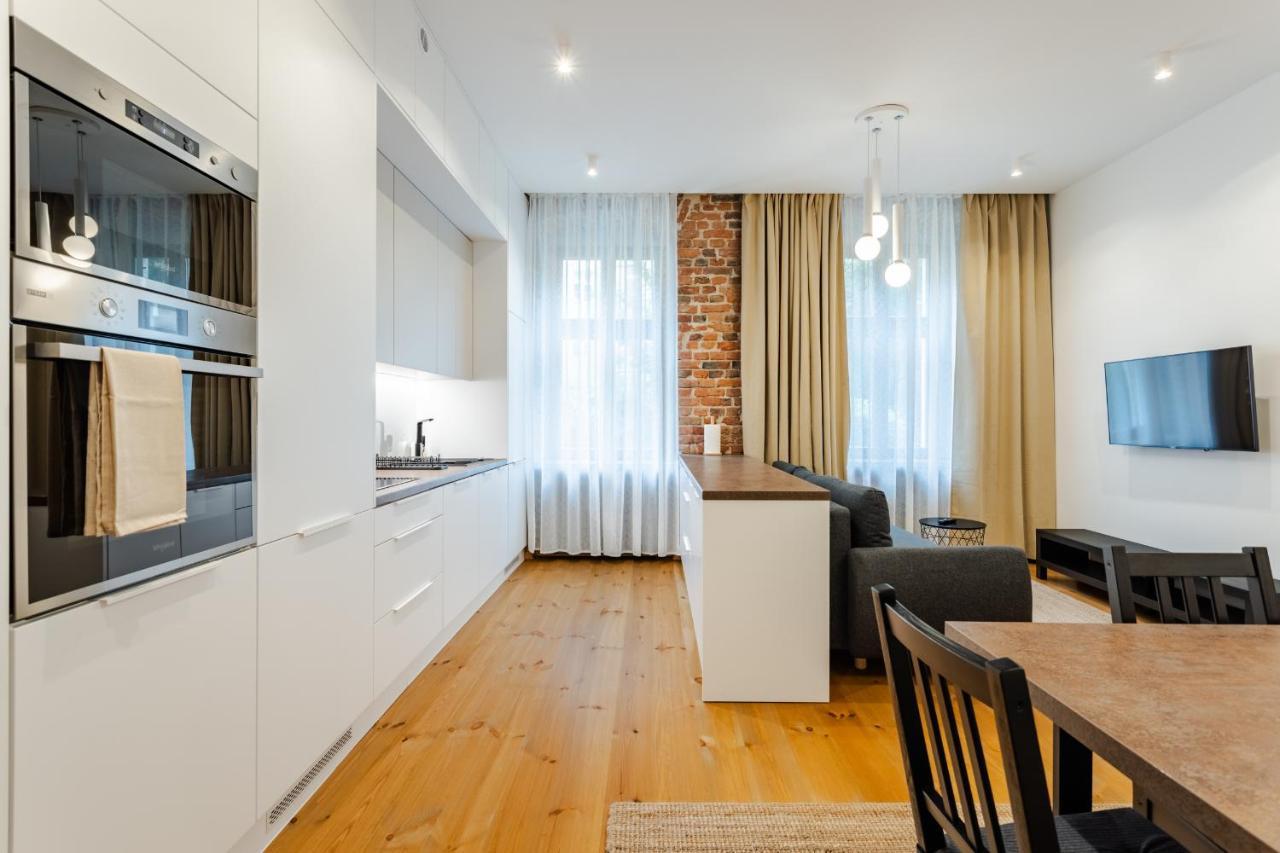 Two Bedroom Very Berry In With Desk By Renters *