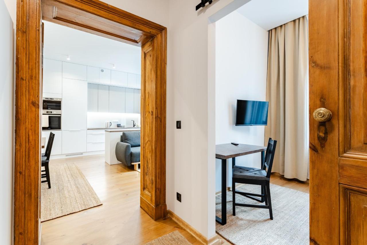 Two Bedroom Very Berry In With Desk By Renters Poznań